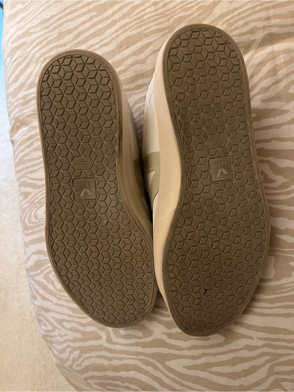 Veja Off-White Velcro Low-Top Sneakers - Picture 6 of 8